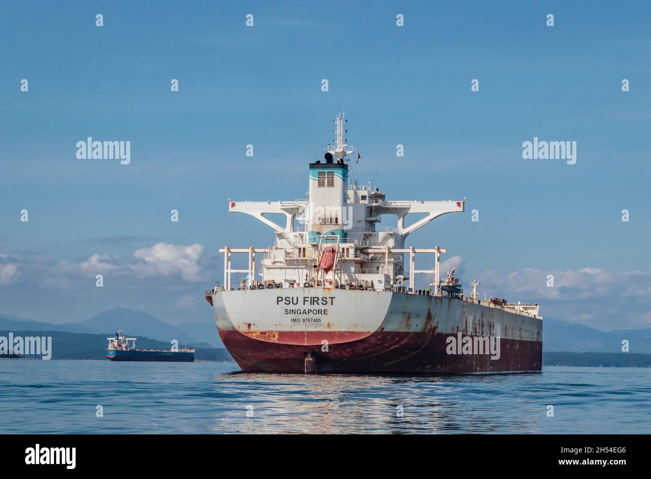 Zwei riesige Massenfrachtschiffe sind auf den Golfinseln von British Columbia vor Anker und warten darauf, den Hafen von Vancouver zu erreichen – ein Problem, das in der lokalen Öffentlichkeit große Besorgnis ausgelöst hat. Stockfoto