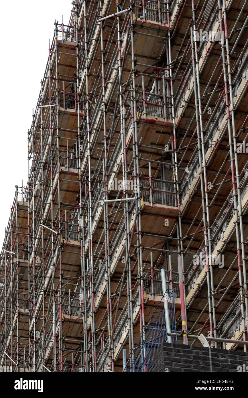 Gerüste auf einem Bürogebäude, das in Wohnwohnungen umgewandelt wird Stockfoto