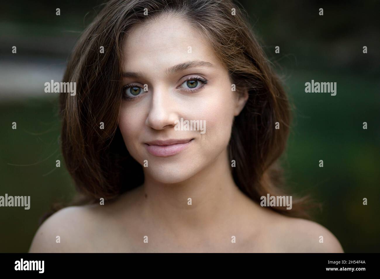 Porträt einer jungen, blonden grünäugigen Frau Stockfoto