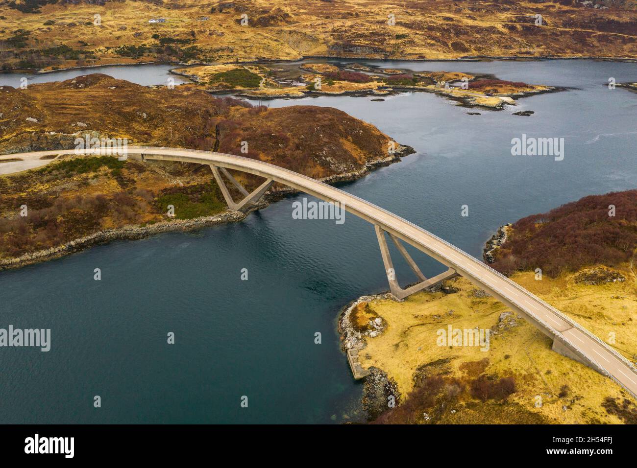 Die Kylesku-Brücke (bekannt seit 2019 unter dem gälisch-gälischenNamen Drochaid A' Chaolais Chumhaing) ist eine markant geschwungene Betonkastenträgerbrücke. Stockfoto