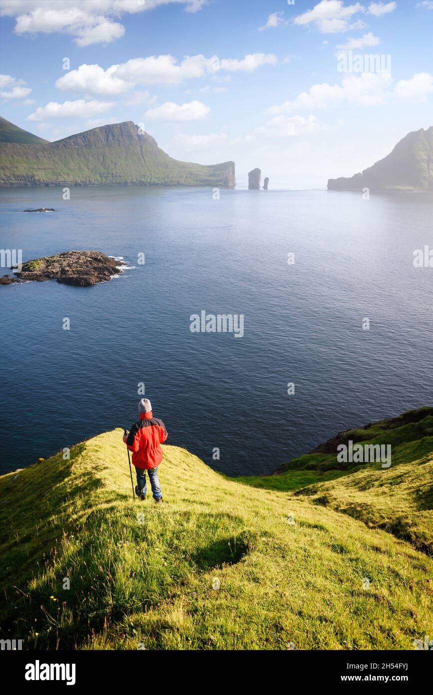 Die Drangarnir-Inseln und die Tindholmur-Insel sind eine der beliebtesten Sehenswürdigkeiten auf den Färöer Inseln Stockfoto