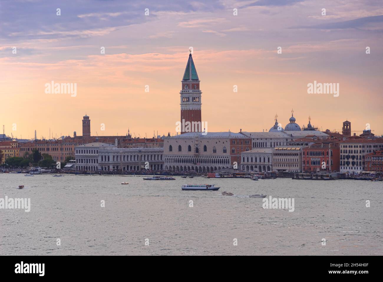 Wahrzeichen von Venedig, Blick aus der Luft auf den Markusplatz oder den Markusplatz, den Campanile und den Palazzo Ducale oder den Dogenpalast. Italien, Europa. Stockfoto