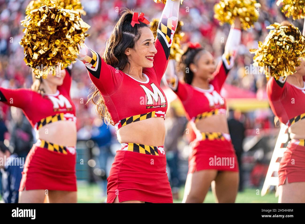 Die Cheerleader von Maryland-Schildkröten treten während des NCAA-College-Fußballspiels zwischen Penn State und Maryland am Samstag, dem 6. November 2021, im Capital One Field im Maryland Stadium in College Park, MD, auf. Jacob Kupferman/CSM Stockfoto