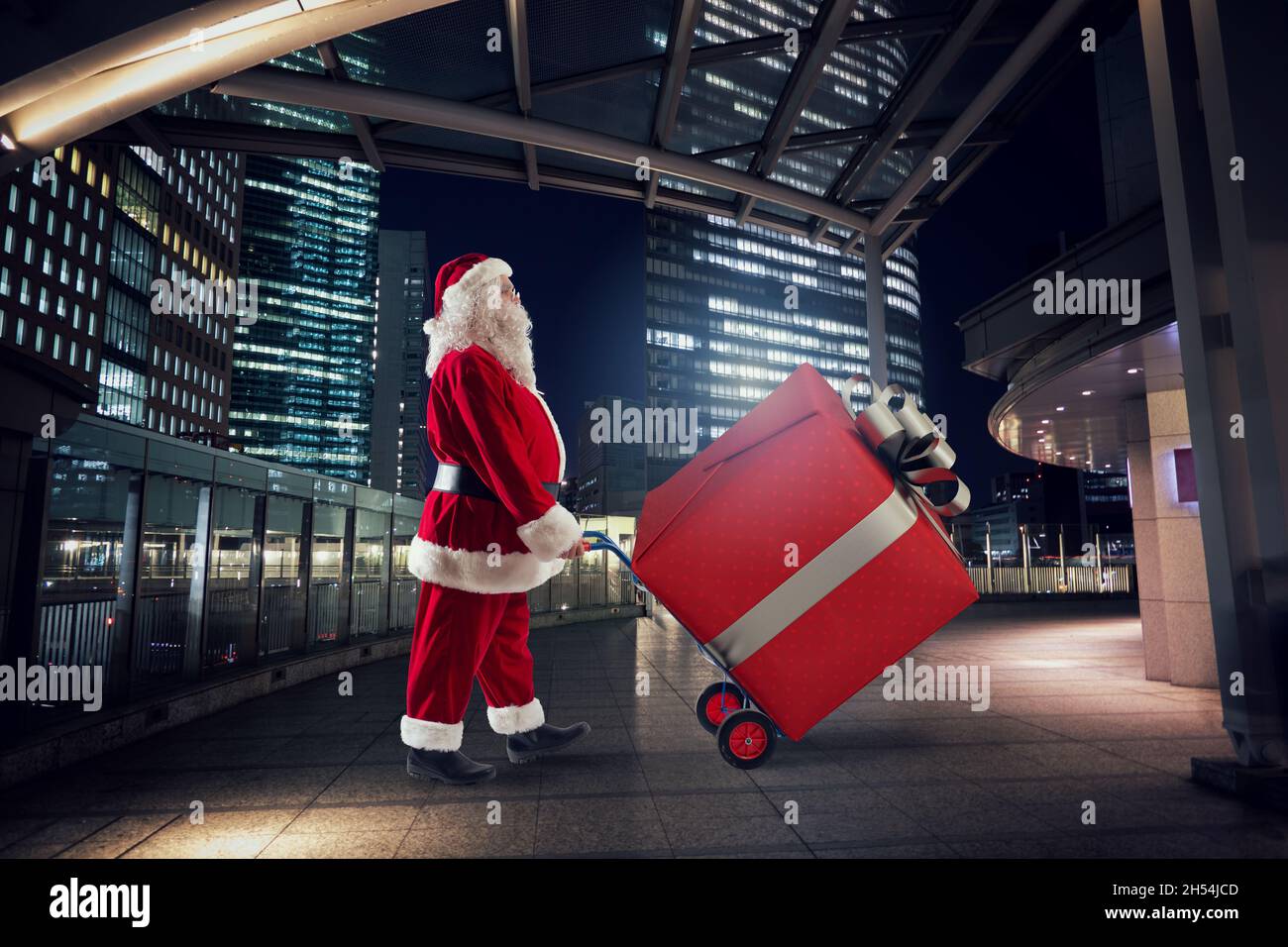 Der weihnachtsmann liefert ein großes Geschenk für Weihnachten Stockfoto