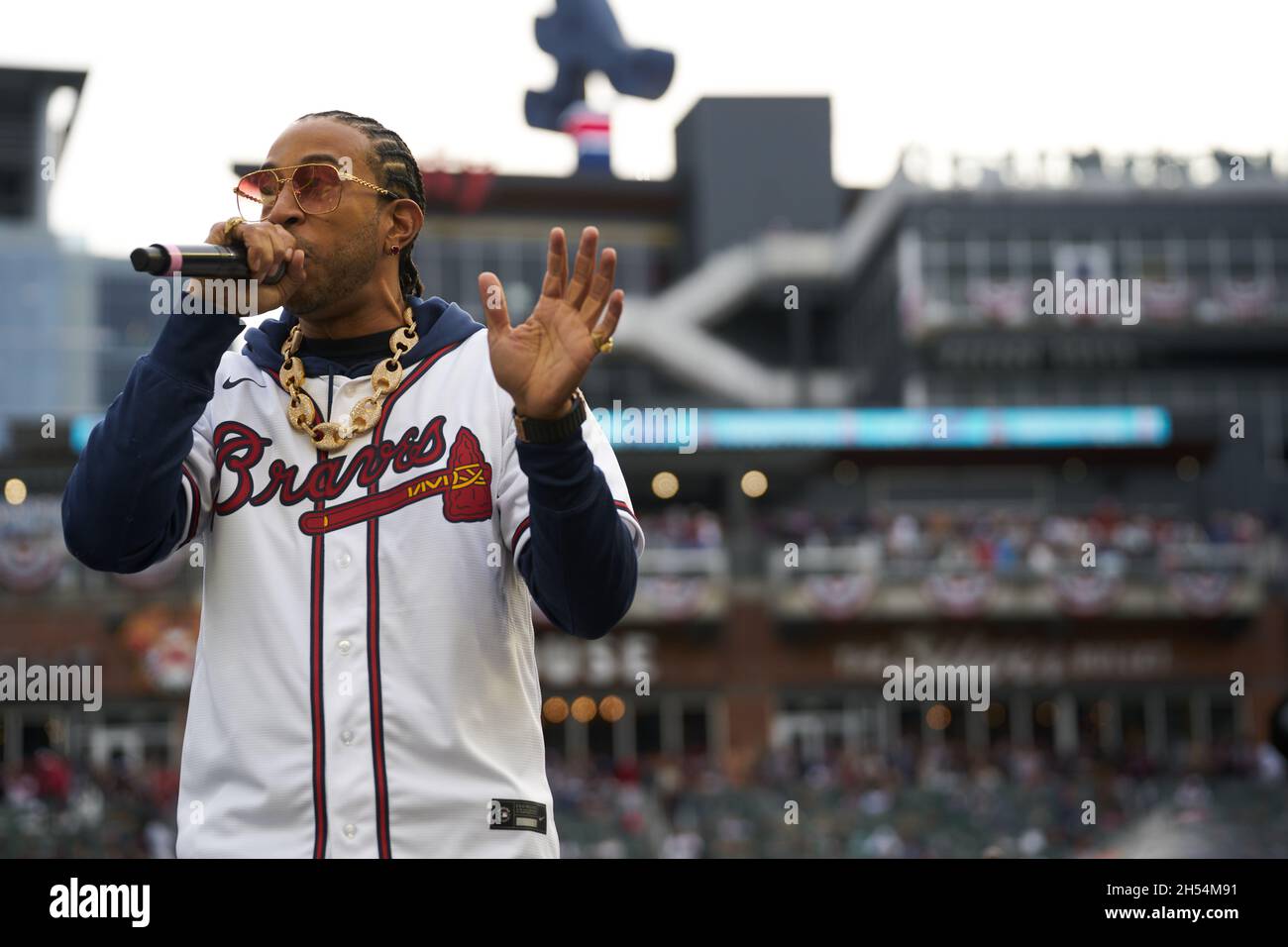 Atlanta, USA. November 2021. Ludacris aus Atlanta tritt nach einer Parade zur Feier der Weltmeisterschaft der Atlanta Braves im Truist Park in Atlanta, Georgia, am 5. November 2021 bei einer Zeremonie auf. Kredit: Sanjeev Singhal/Der Fotozugang Kredit: Der Fotozugang/Alamy Live Nachrichten Stockfoto