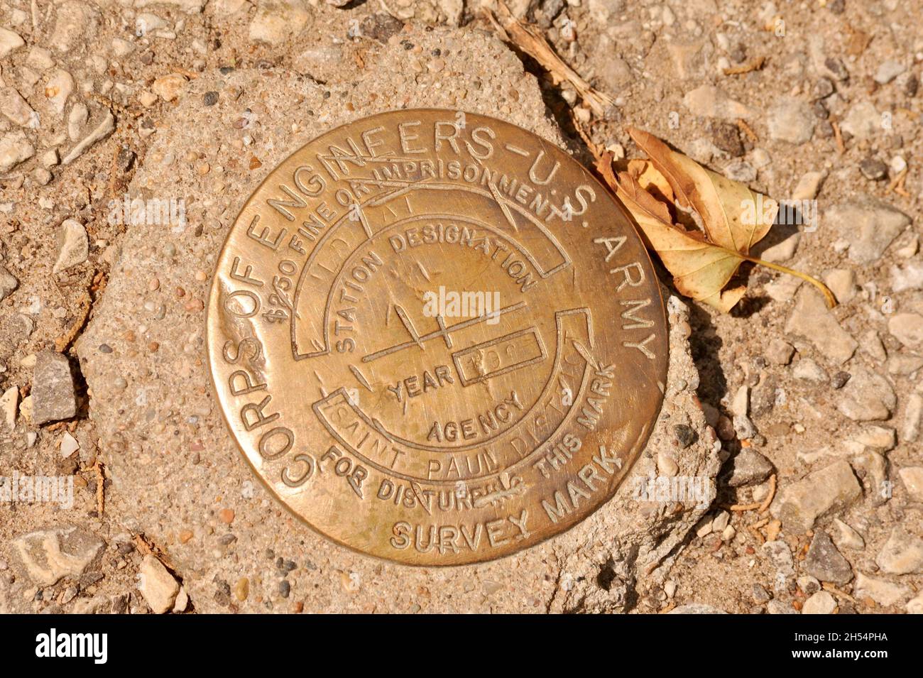 Messingscheibe aus Metall, Vermessungsmarkierung des US Army Corps of Engineers, Wildcat Mountain State Park, Ontario, Wisconsin, USA Stockfoto Messingscheibe aus Metall, Vermessungsmarkierung des US Army Corps of Engineers, Wildcat Mountain State Park, Ontario, Wisconsin, USA Stockfoto