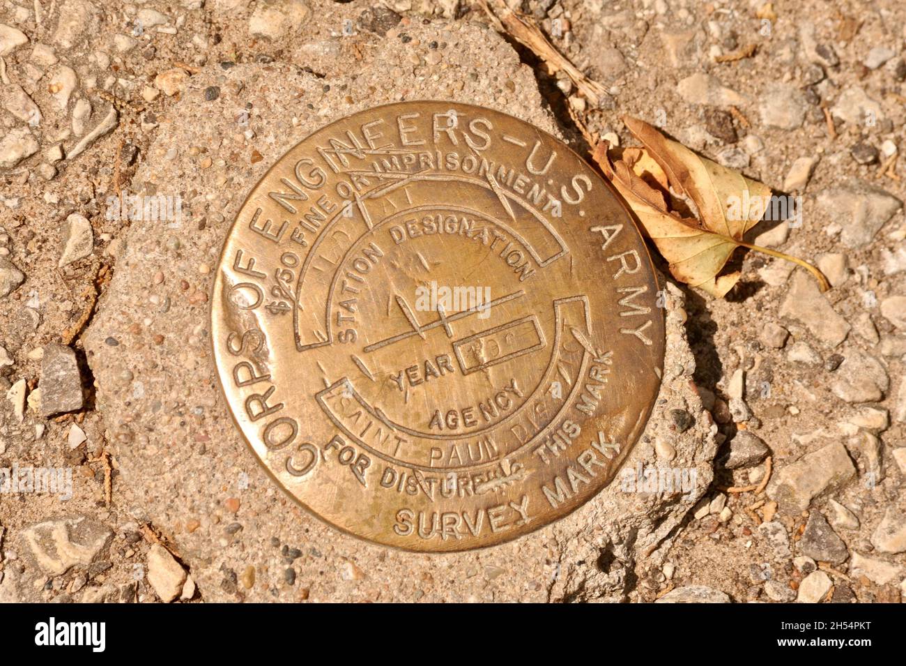 Messingscheibe aus Metall, Vermessungsmarkierung des US Army Corps of Engineers, Wildcat Mountain State Park, Ontario, Wisconsin, USA Stockfoto Messingscheibe aus Metall, Vermessungsmarkierung des US Army Corps of Engineers, Wildcat Mountain State Park, Ontario, Wisconsin, USA Stockfoto