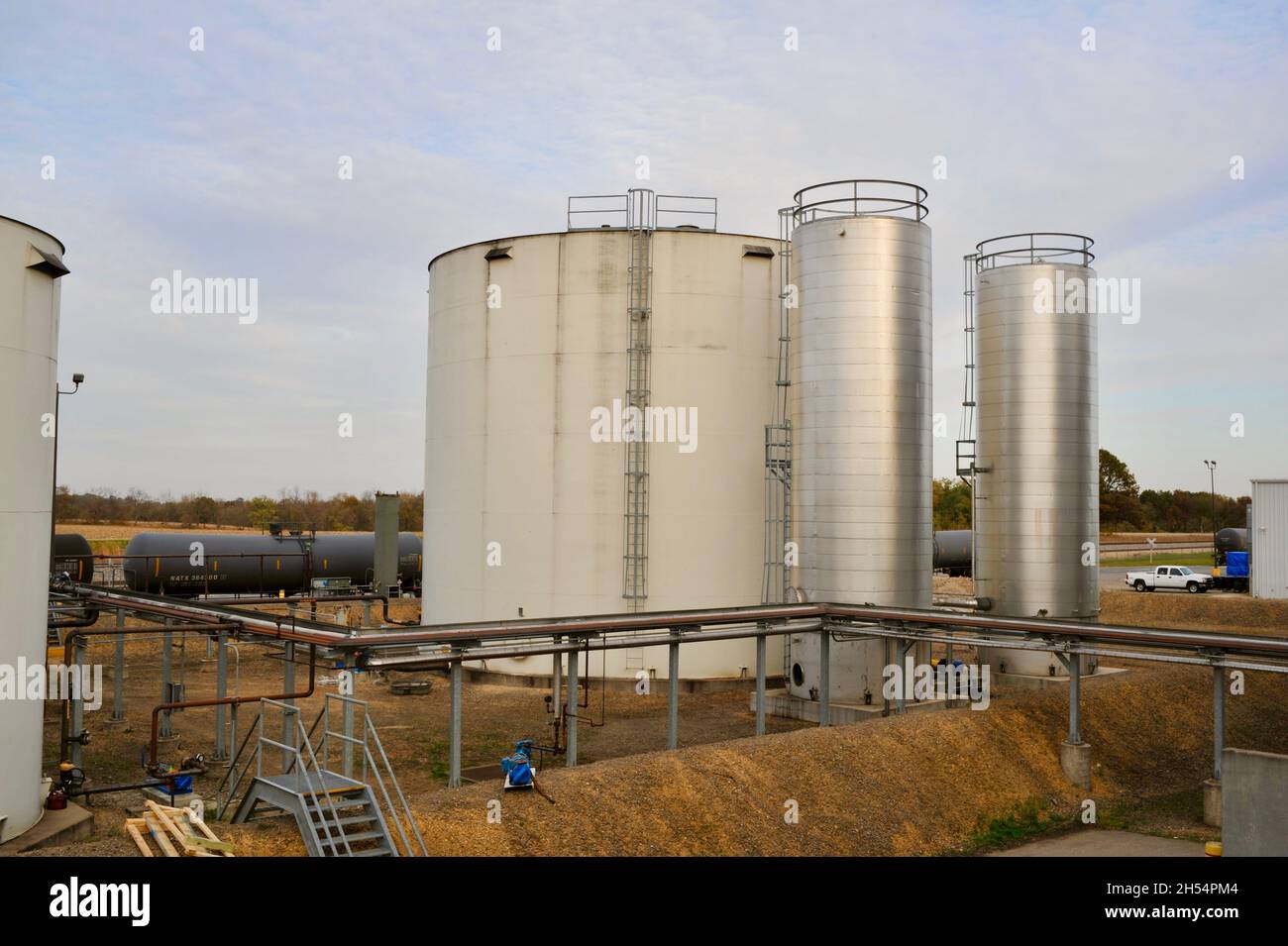 Ethanol-Lagertanks neben Eisenbahntankwagen, Adkins Energy Ethanol-Anlage, die Mais in Ethanol und andere Produkte verwandelt, Lena, Illinois, USA Stockfoto