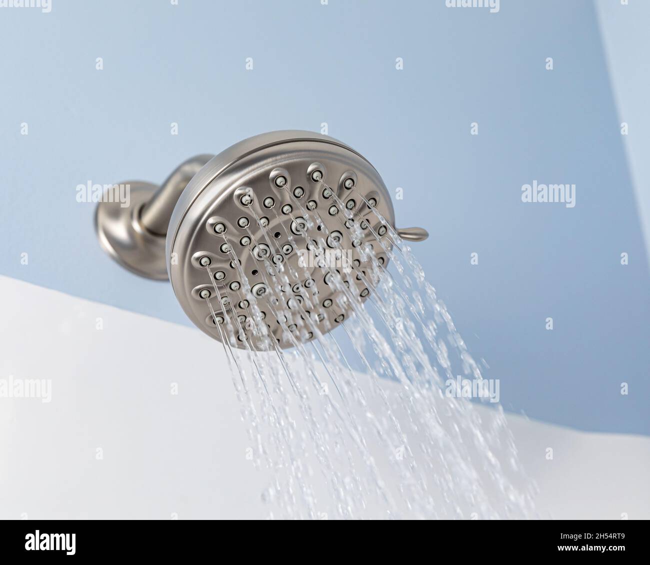 Bewegungsunschärfe des Wassers, das aus dem Duschkopf im Badezimmer fließt. Duschen, sauberes Wasser, Hauswartung und Reparatur Stockfoto
