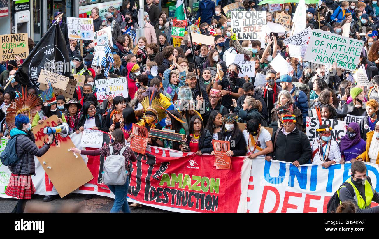 Freitags für die Zukunft märz während der COP26 von indigenen Völkern, darunter Amazonas Jugendliche aus Brasilien und Ecuador, Glasgow, Schottland, Großbritannien geführt Stockfoto