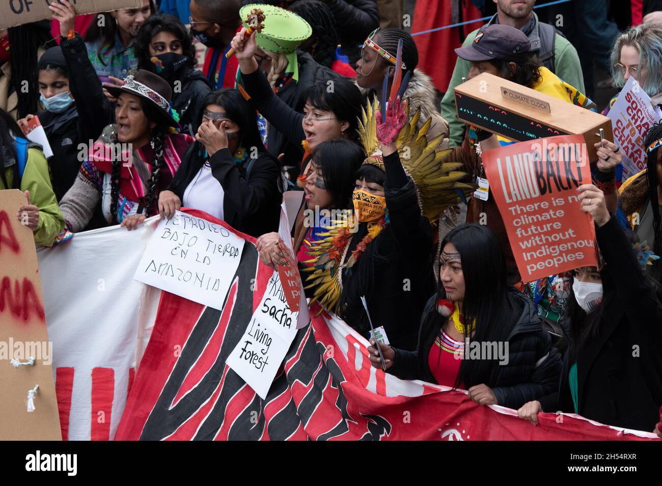 Freitags für die Zukunft märz während der COP26 von indigenen Völkern, darunter Amazonas Jugendliche aus Brasilien und Ecuador, Glasgow, Schottland, Großbritannien geführt Stockfoto