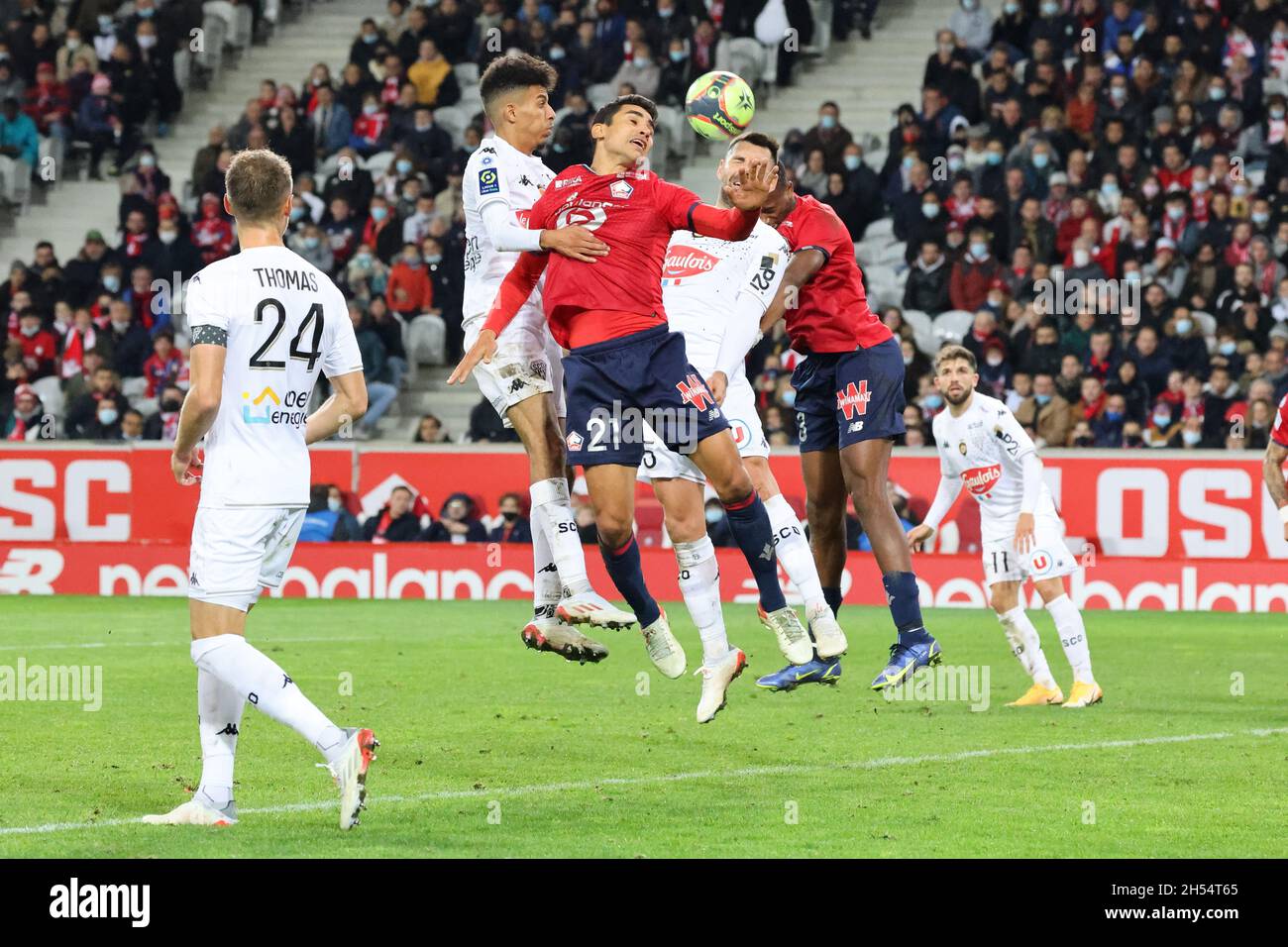 Duell während der französischen Meisterschaft Ligue 1 Fußballspiel zwischen LOSC Lille und SCO Angers am 6. November 2021 im Pierre-Mauroy-Stadion in Villeneuve-d'Ascq in der Nähe von Lille, Frankreich - Foto: Laurent Sanson/DPPI/LiveMedia Stockfoto