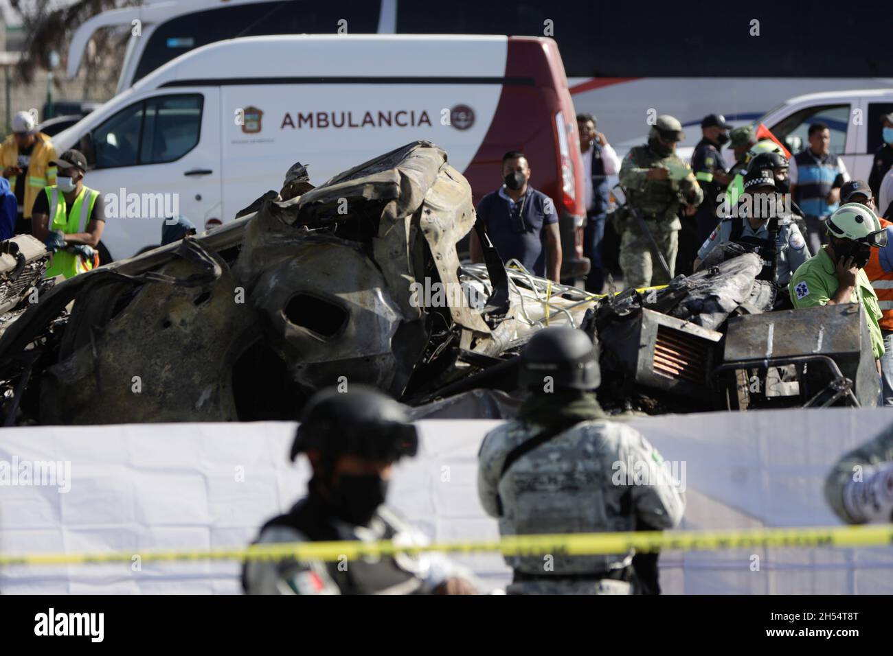 Rettungskräfte arbeiten am 6. November 2021 an einem tödlichen Unfall mit einem Traktor-Anhänger auf einer Mautstelle zwischen Mexiko-Stadt und Puebla in Chalco, Mexiko. REUTERS/Luis Cortes Stockfoto
