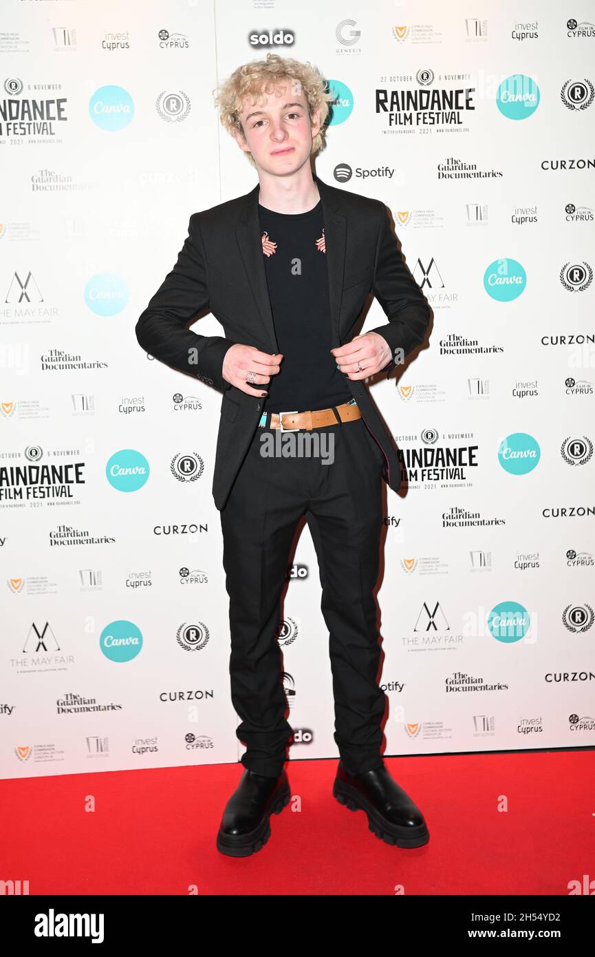 Louis Hynes nahm an der Ertrinkung von Arthur Braxton Teil - Weltpremiere im Curzon Soho, 2021-11-06, London, Großbritannien. Kredit: Picture Capital/Alamy Live Nachrichten Stockfoto