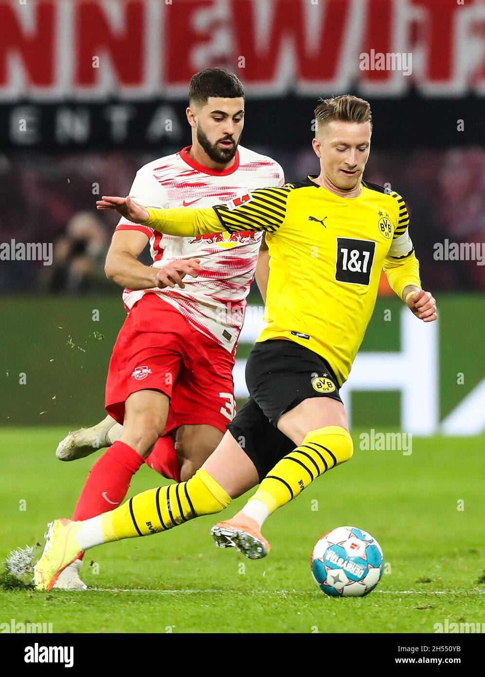 Leipzig. November 2021. Der Dortmunder Marco Reus (R) spielt mit dem Leipziger Josko Gvardiol beim Bundesligaspiel der ersten Liga zwischen RB Leipzig und Borussia Dortmund in Leipzig, Deutschland, am 6. November 2021. Quelle: Xinhua/Alamy Live News Stockfoto