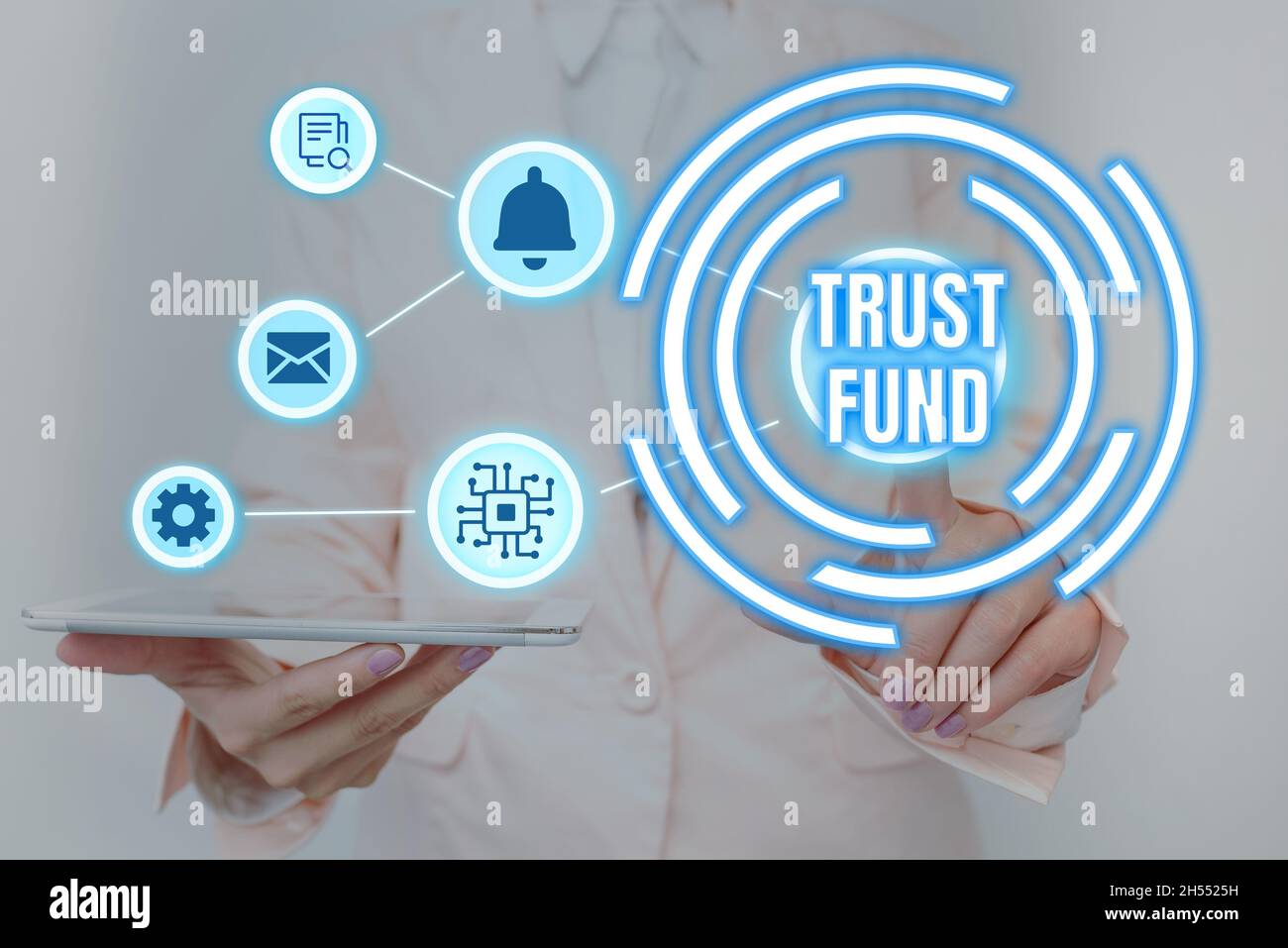 Konzeptionelle Darstellung des Treuhandfonds. Wort für Geld, das von den Treuhändern für die Begünstigten gehalten wird Lady Holding Tablet Drücken auf Virtual Button Stockfoto