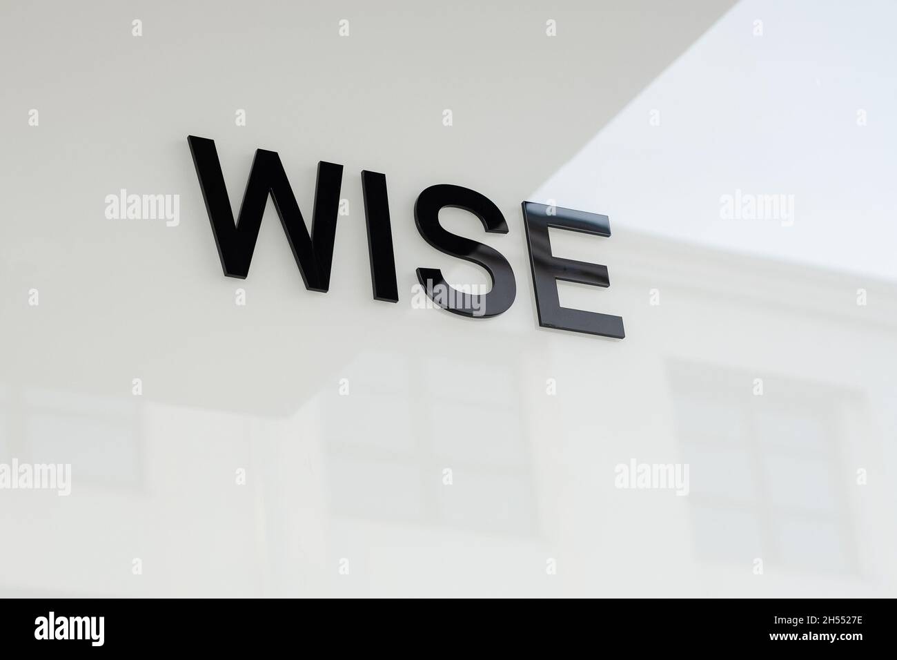 Wise Firmenlogo an der Fassade des Hauptbüros. Früher TransferWise. Finanztechnologie mit Sitz in London, die an der Londoner Börse gehandelt wird. Stockfoto