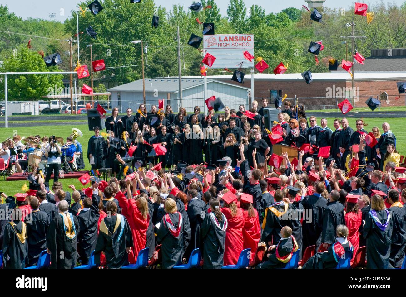 Lansing, Kansas. Lansing High School. Die Absolventenklasse wirft ihre Hüte in die Luft. Stockfoto