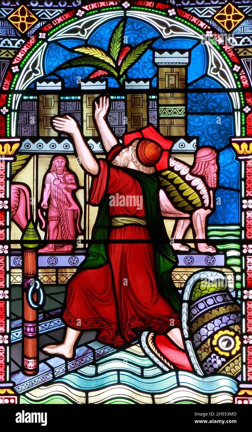 Jonah erbrach sich von riesigen Fischen oder Walen an Land, Old Hunstanton, Detail der Glasfenster, von Frederick Preedy, 1867, Norfolk Stockfoto