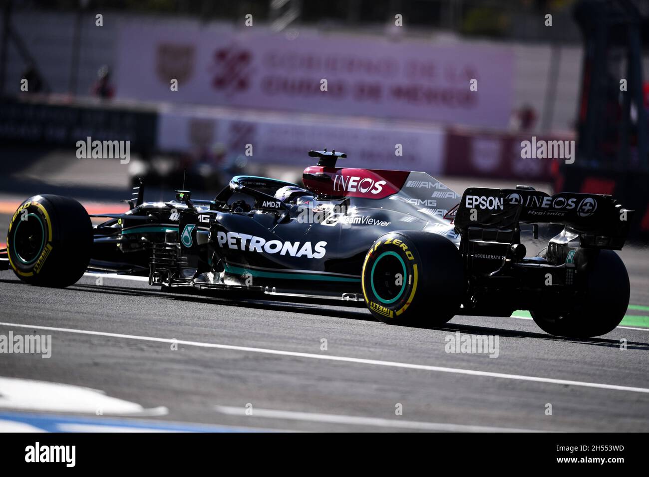 Mexiko-Stadt. November 2021. Mercedes-Formel-1-Pilot Lewis Hamilton aus Großbritannien fährt am 6. November 2021 während des Qualifyings des Formel-1-Grand-Prix von Mexiko 2021 auf dem Hermanos Rodriguez Circuit in Mexiko-Stadt, Mexiko. Kredit: Xin Yuewei/Xinhua/Alamy Live Nachrichten Stockfoto