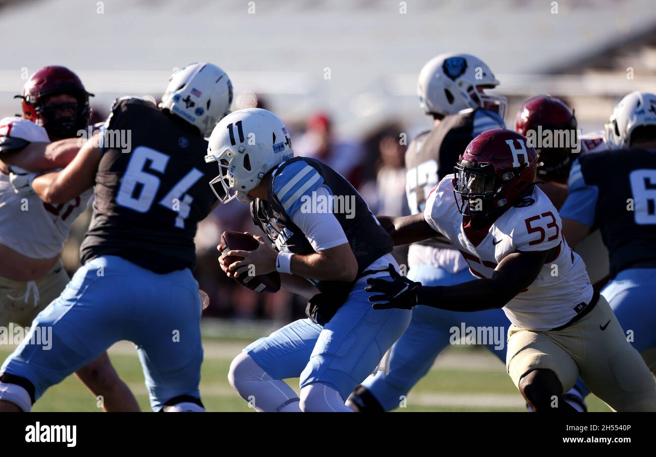 New York City, New York, Usa. November 2021. Der Harvard Crimson Linebacker Solomon Egbe versucht, den Columbia Lions Quarterback Joe Green während des heutigen Spiels im Columbia Wien Stadium in New York zu Fall zu bringen. Harvard gewann das Spiel 49-21. Quelle: Adam Stoltman/Alamy Live News Stockfoto