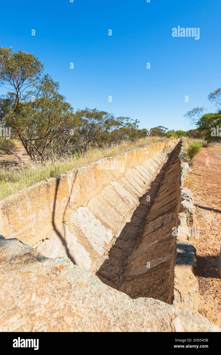 Alter Granitkanal, der das Einzugsgebiet mit dem Staudamm verbindet, Merredin Railway Dam, Merredin, Western Australia, WA, Australien Stockfoto