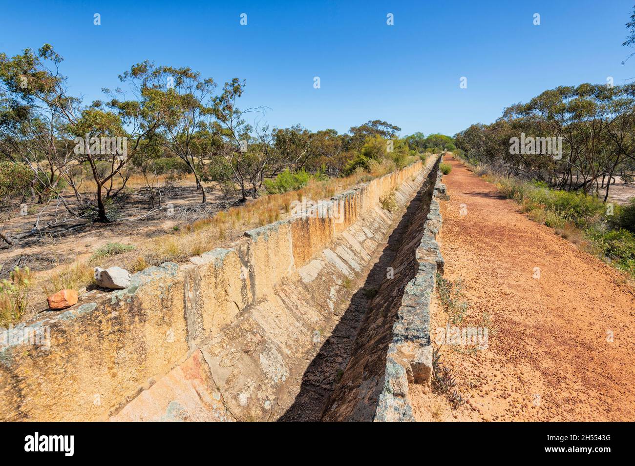 Alter Granitkanal, der das Einzugsgebiet mit dem Staudamm verbindet, Merredin Railway Dam, Merredin, Western Australia, WA, Australien Stockfoto