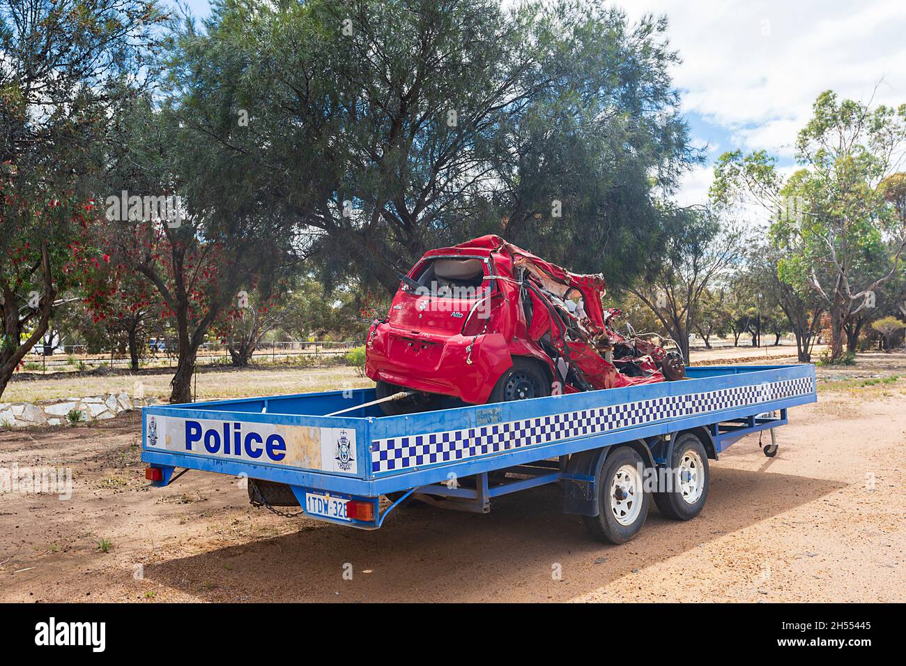 Das Autowrack, das auf einem Polizeianhänger als Abschreckung für die Beschleunigung angezeigt wird, Merretin, Wheatbelt Region, Western Australia, WA, Australien Stockfoto