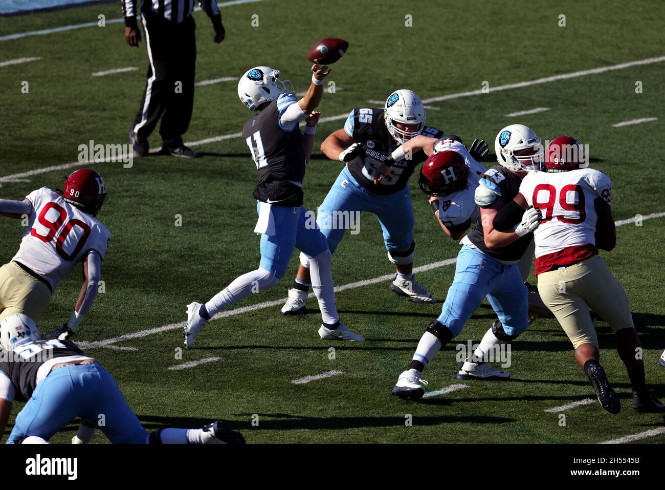 New York City, New York, Usa. November 2021. Columbia Lions Quarterback Joe Green fällt in die Tasche, um während des heutigen Spiels gegen die Harvard Crimson im Columbia Wien Stadium in New York einen Pass zu versuchen. Harvard gewann das Spiel 49-21. Quelle: Adam Stoltman/Alamy Live News Stockfoto