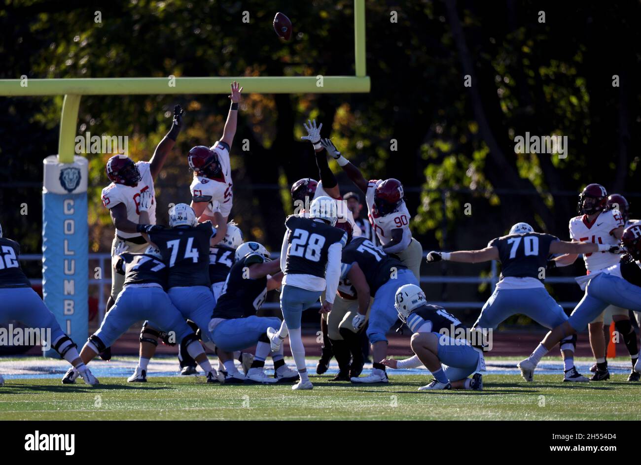 New York City, New York, Usa. November 2021. Columbia Lions Placekicker Alex Felkins versucht und gewinnt zusätzlichen Punkt über die ausgestreckten Arme der Harvard Crimson Gezeitenverteidiger während des Spiels zwischen den beiden Teams heute im Columbia Wien Stadium in New York. Harvard gewann das Spiel 49-21. Quelle: Adam Stoltman/Alamy Live News Stockfoto