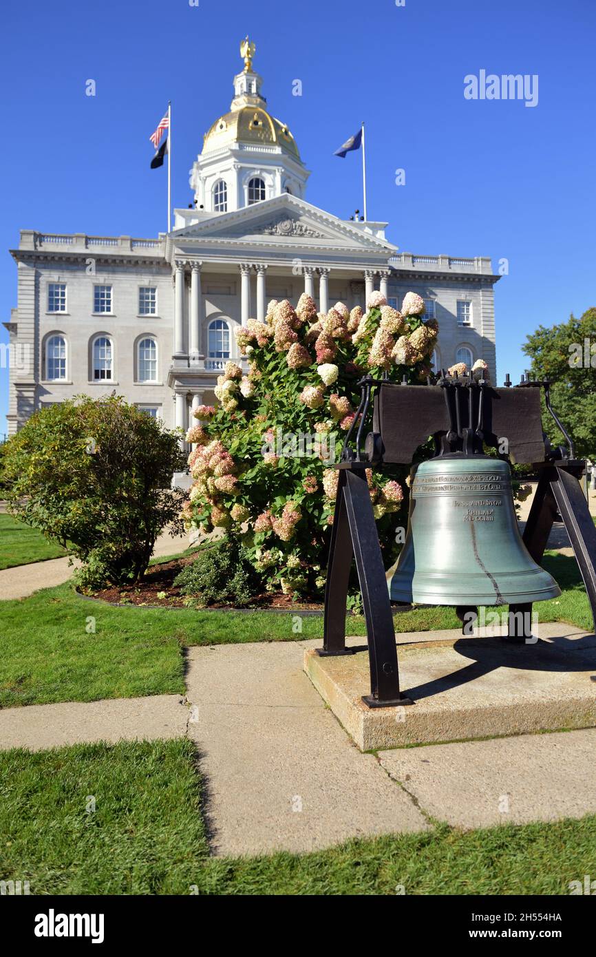Concord, New Hampshire, USA. Replik der Liberty Bell auf dem Gelände des New Hampshire State Capitol Building. Stockfoto
