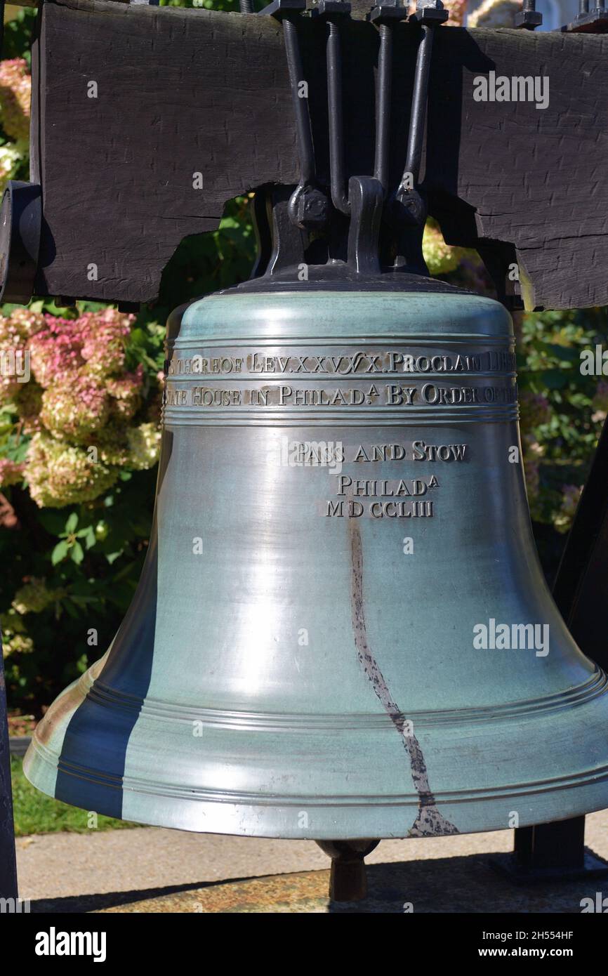 Concord, New Hampshire, USA. Replik der Liberty Bell auf dem Gelände des New Hampshire State Capitol Building in Concord, New Hampshire. Stockfoto