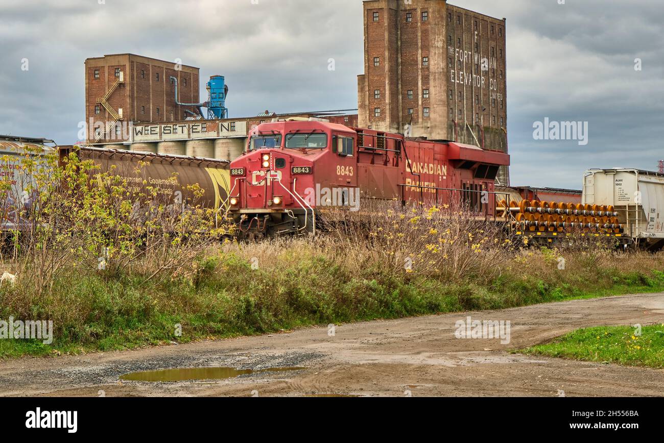 CP Rail Güterzug fährt in Thunder Bay, Ontario, an Getreideaufzügen vorbei. Stockfoto