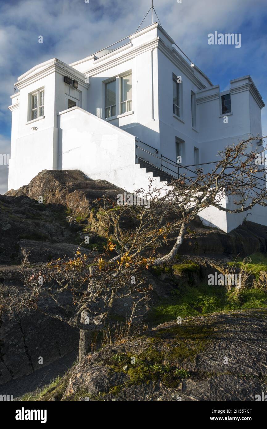 Vertikales Porträt des Gonzales Hill Observatoriums, der Wetterstation und des Heritage Building auf Vancouver Island in Victoria, British Columbia, Kanada Stockfoto