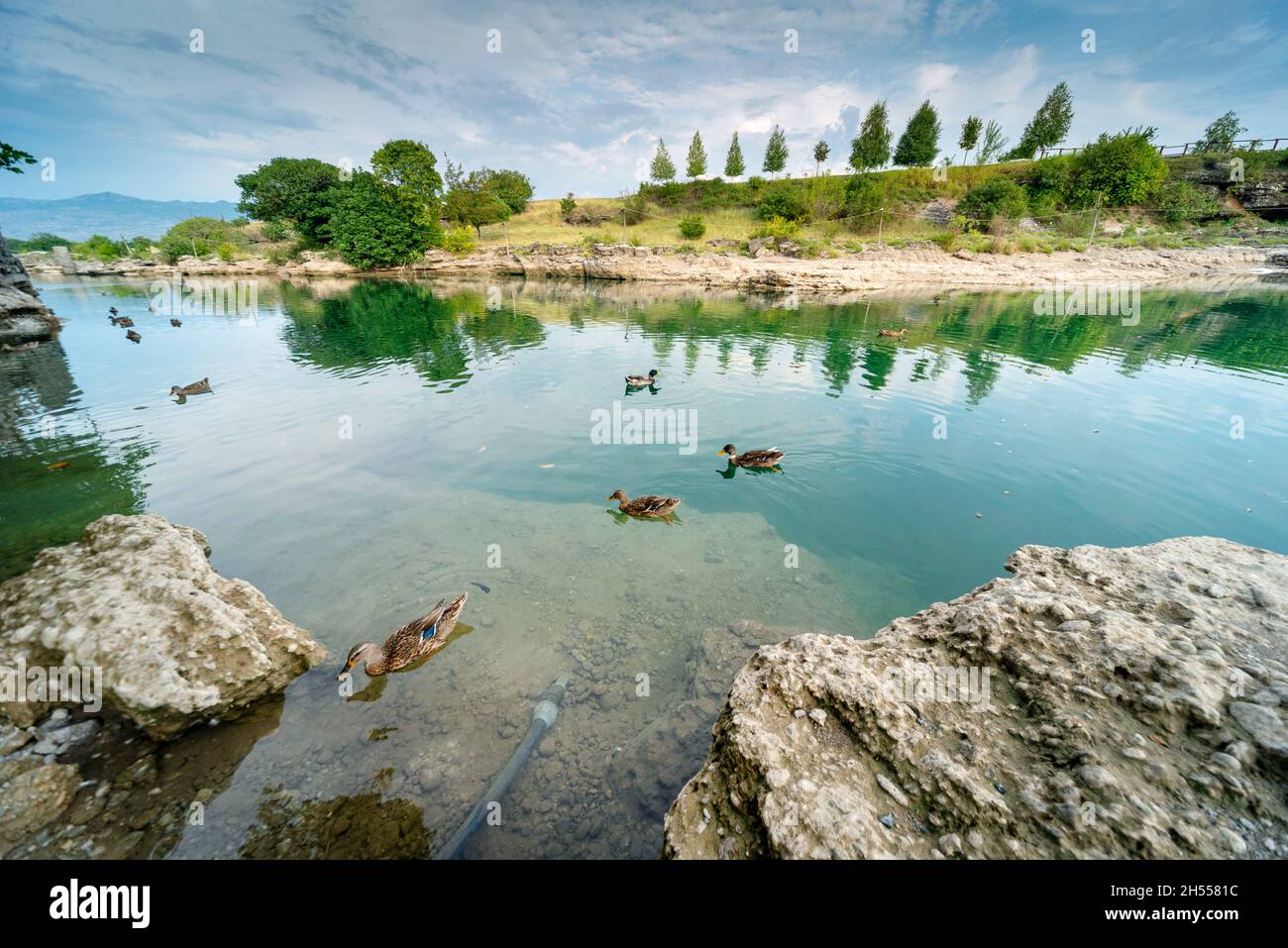 Der Fluss Cjverno hält hier an und kann aufgrund des niedrigen Wasserspiegels im Sommer nicht über die normalerweise sintflutartigen Wasserfälle hindurchfahren. Stockfoto