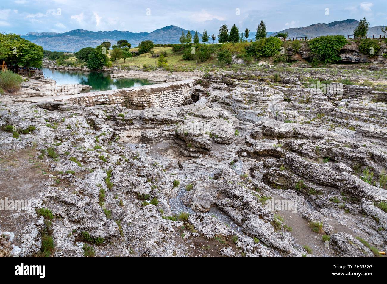 Im Spätsommer sind die Gewässer des Flusses Cijevna niedrig und können nicht über die Kluft hinuntergehen, um die Niagarafälle zu bilden, aber das Gebiet hat immer noch Impres Stockfoto