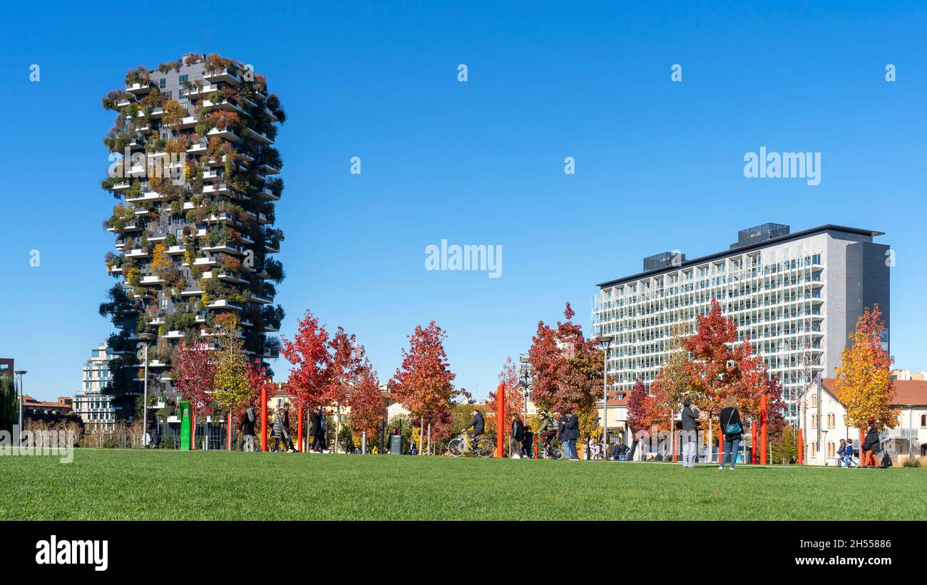 Mailand, Italien. Bosco Verticale, Blick auf den modernen und ökologischen Wolkenkratzer mit vielen Bäumen auf jedem Balkon. Moderne Architektur, vertikale Gärten Stockfoto