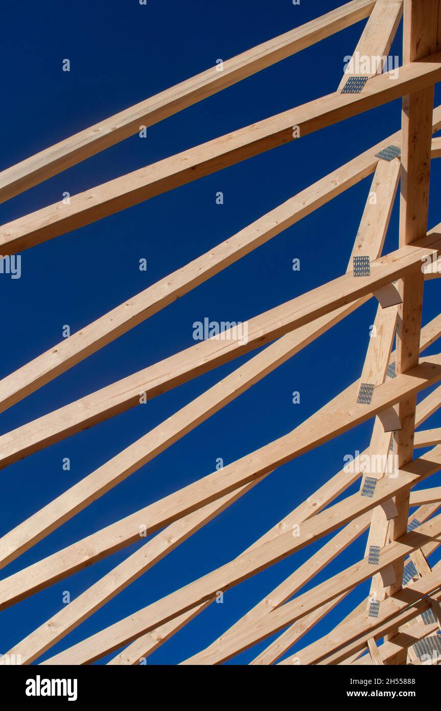 Dachbinder eines Hauses im Bau. Stockfoto