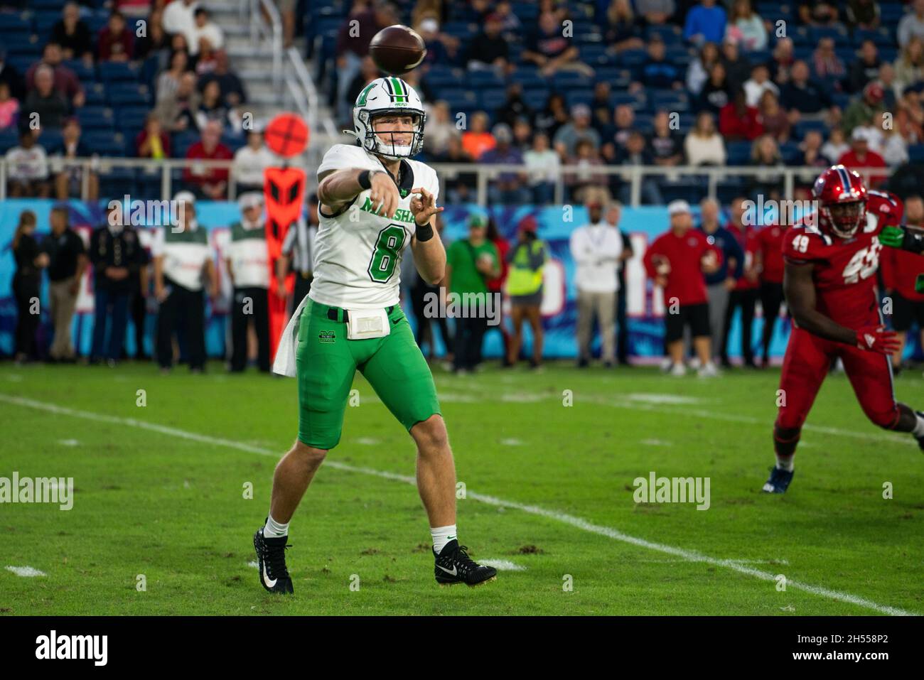 Boca Raton, Usa. November 2021. Marshall Quarterback Grant Wells (8) wirft am 6. November 2021 im dritten Quartal einen Pass im FAU Stadium in Boca Raton, Florida. Quelle: The Photo Access/Alamy Live News Stockfoto