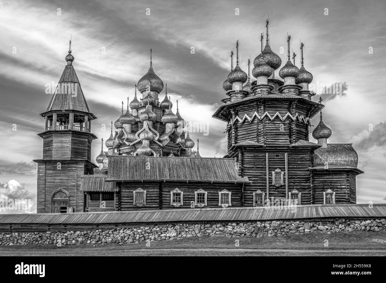 Hölzerne Kirche der Fürbitte der Jungfrau Maria auf der Insel Kizhi, Russland. Schwarz und Weiß. Stockfoto