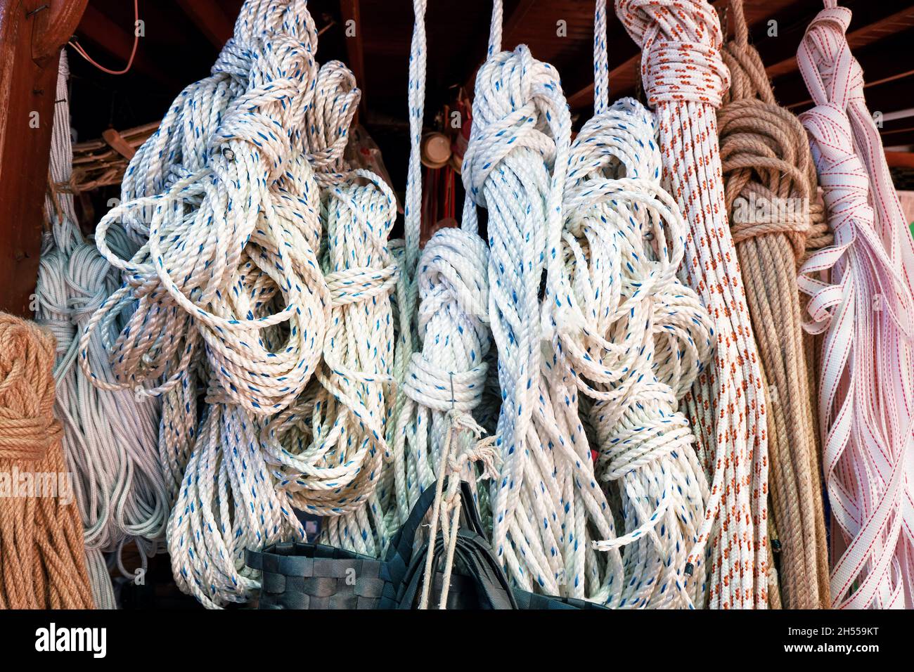 Seile zum Verkauf, die an der Außenseite eines lokalen Eisenwarenladens hängen. Stockfoto
