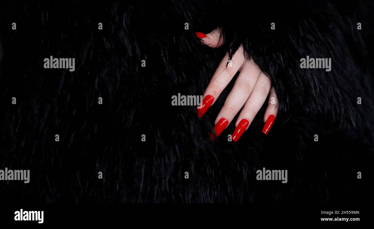 Die Nägel der Sängerin Billie Eilish werden gesehen, als sie auf der LACMA  Art+Film Gala in Los Angeles, Kalifornien, USA, am 6. November 2021  posiert. REUTERS/Mario Anzuoni Stockfotografie - Alamy