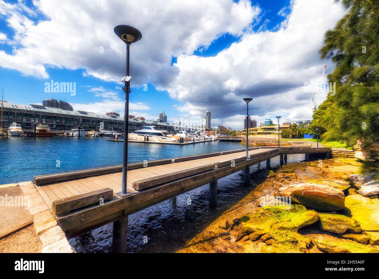 Sydney Woolloomooloo Bay Luxus Leben und Yachthafen mit teuren Yachten an einem sonnigen Tag. Stockfoto