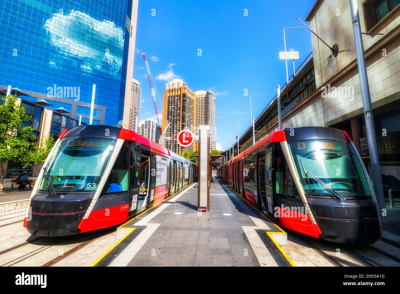 Zwei Stadtbahnzüge halten an einem sonnigen Tag am Circuar Quay End im zentralen Geschäftsviertel von Sydney - moderner urbaner Ökotransport. Stockfoto