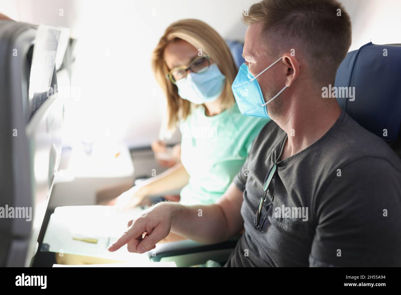 Frau und Mann entscheiden sich zu essen Stockfoto