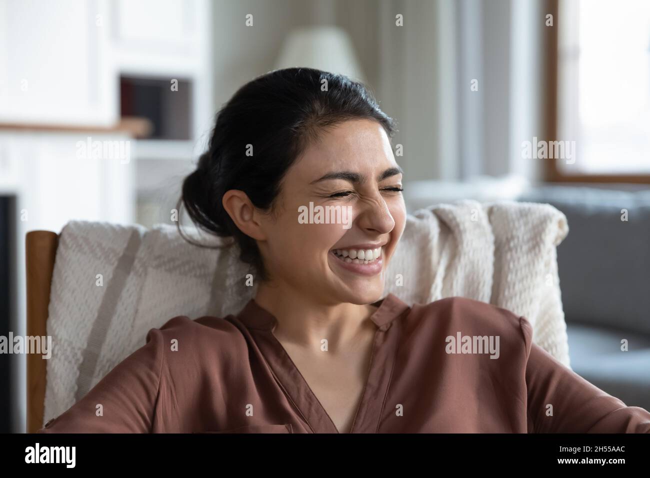 Nahaufnahme der lachenden jungen indischen Ethnie Frau Stockfoto