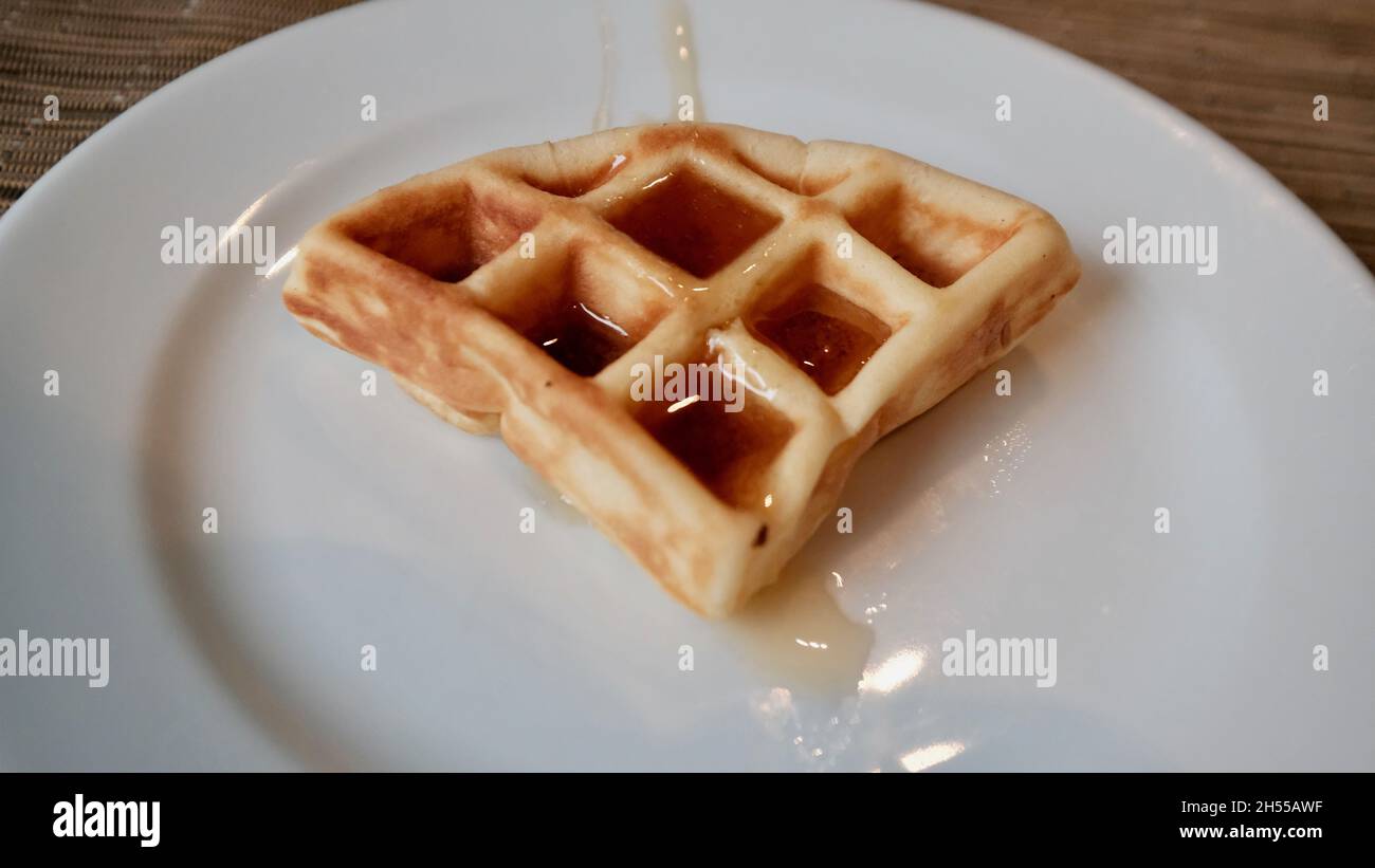 Honigwaffeln auf einem Teller Essen außerhalb Stockfoto