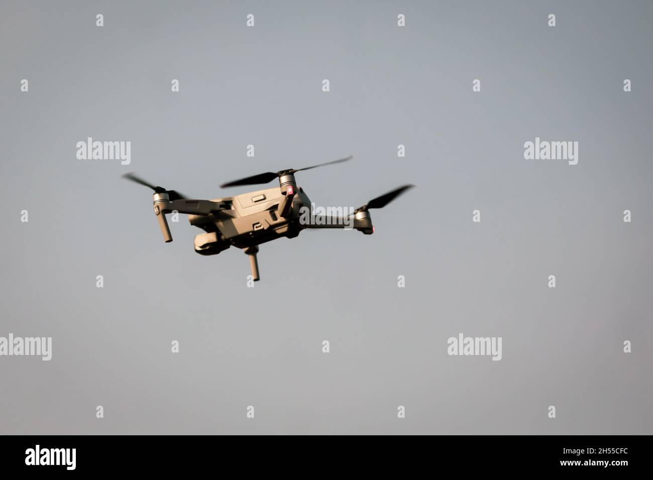 Bukarest, Rumänien - 6. November 2021: Eine DJI-Drohne in der Luft. Stockfoto