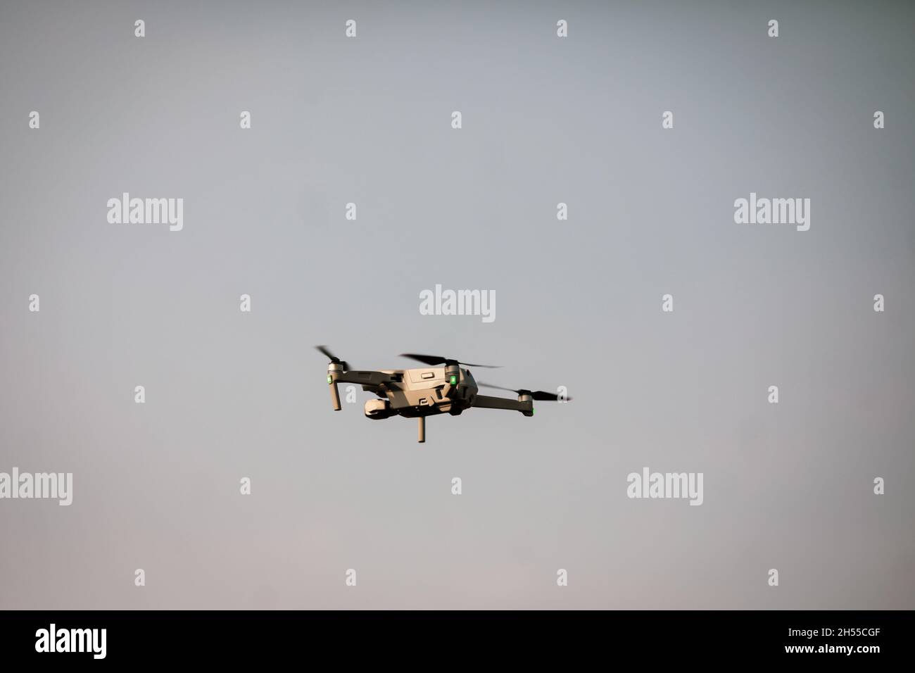 Bukarest, Rumänien - 6. November 2021: Eine DJI-Drohne in der Luft. Stockfoto