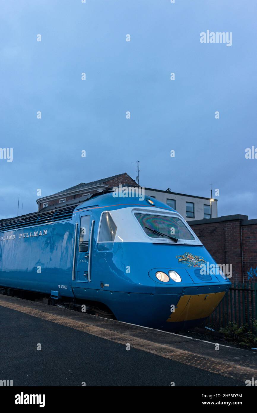 43055 am Bahnsteig 1 am Bahnhof Blackburn, Richtung Midland Pullman 196J, „The Whitby Jet“ Stockfoto